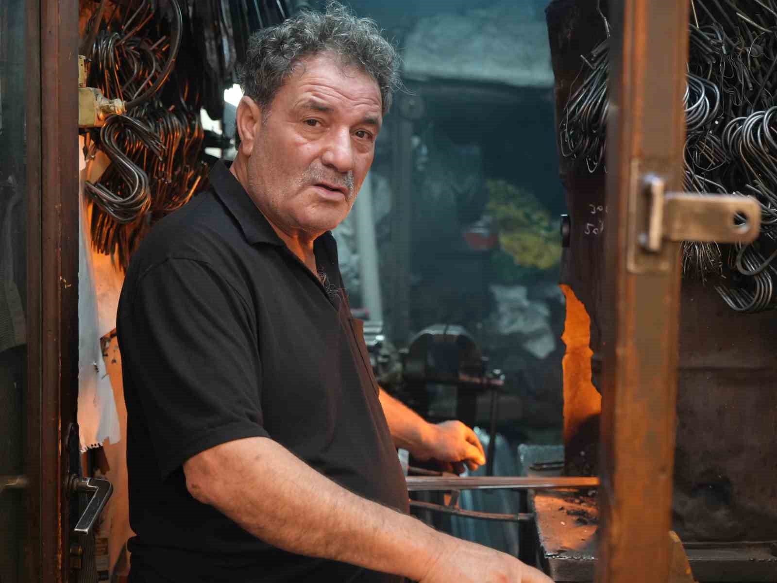 Ateş başında 50 yıldır demir döven 70 yaşındaki usta: "Sıcak bizi etkilemiyor" 6 ates basinda 50 yildir demir doven 70 yasindaki usta sicak bizi etkilemiyor 2 aM7rGMvs