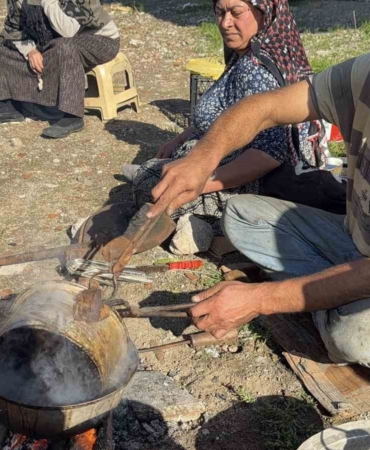 atesi-esi-harliyor-o-kalayliyor-omuz-omuza-ekmek-mucadelesi-uiFFeDpx.jpg