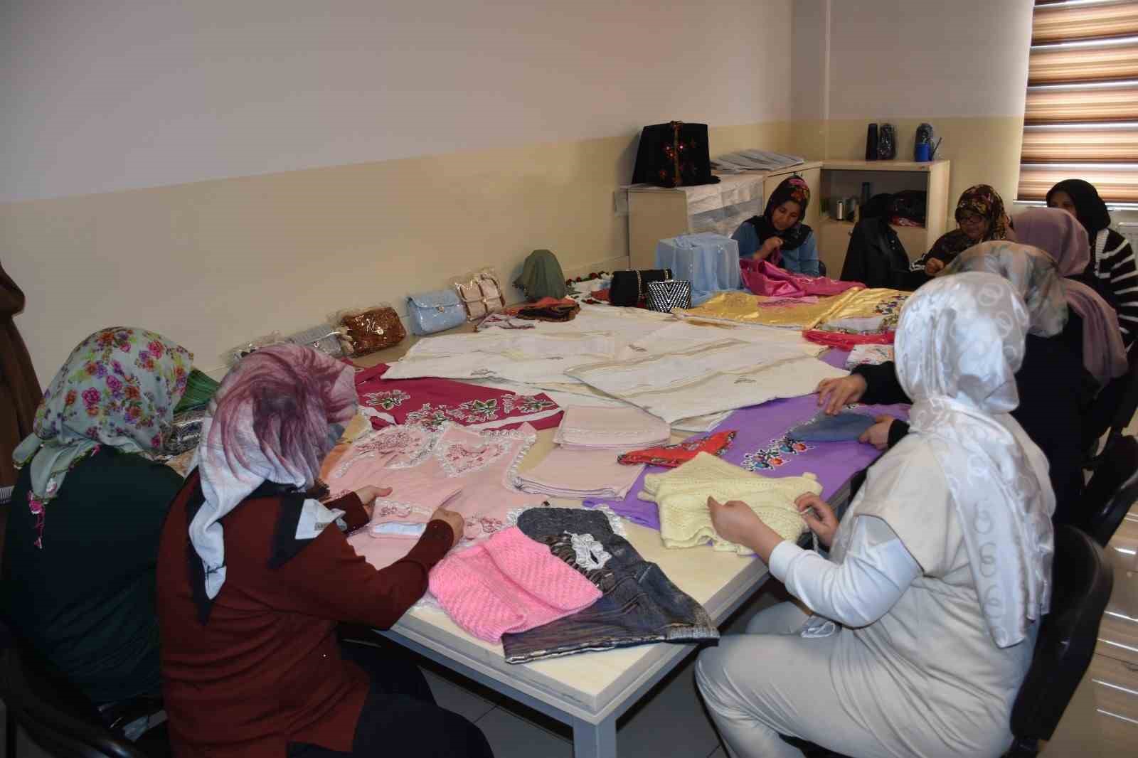 atik kumaslar kadinlarin ellerinde yeniden sekilleniyor 1 AhpBvQ8c