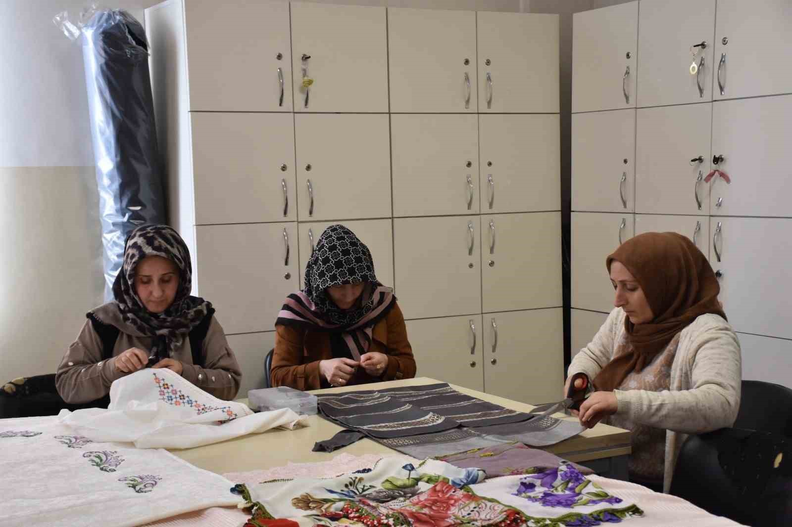 atik kumaslar kadinlarin ellerinde yeniden sekilleniyor 6 HF13SZQs