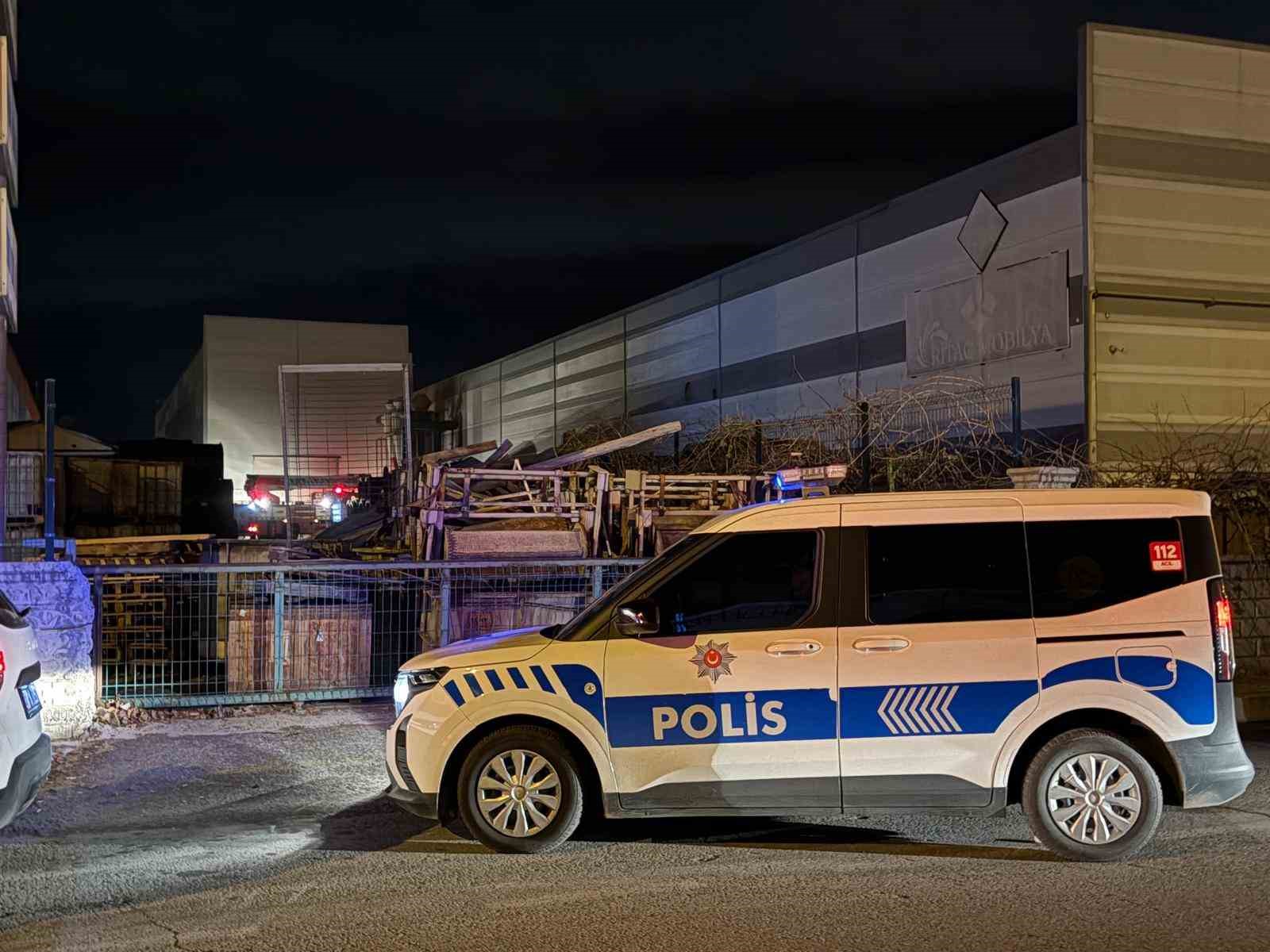 Atık maddeler alev aldı, fabrikaya sıçrayan yangın büyümeden söndürüldü 4 atik maddeler alev aldi fabrikaya sicrayan yangin buyumeden sonduruldu 0 MGFJtSwP
