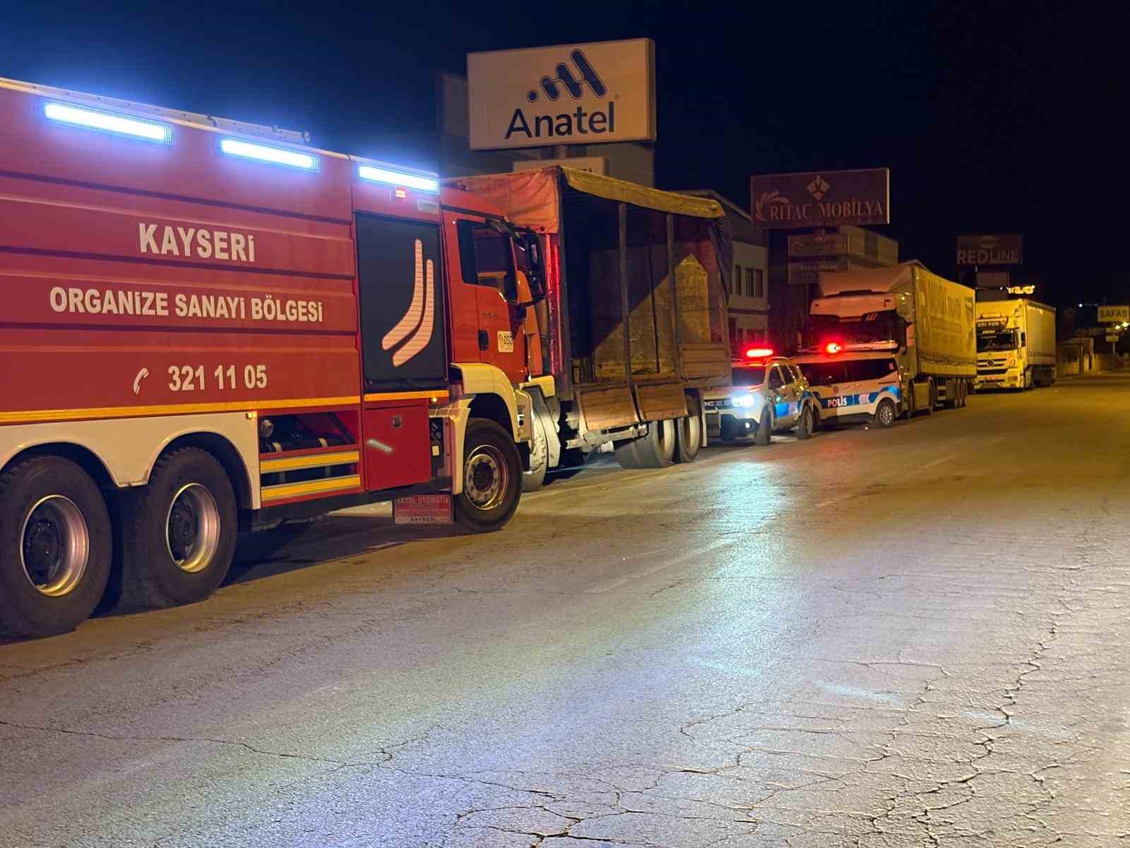 Atık maddeler alev aldı, fabrikaya sıçrayan yangın büyümeden söndürüldü 5 atik maddeler alev aldi fabrikaya sicrayan yangin buyumeden sonduruldu 1 cMPXM5cb