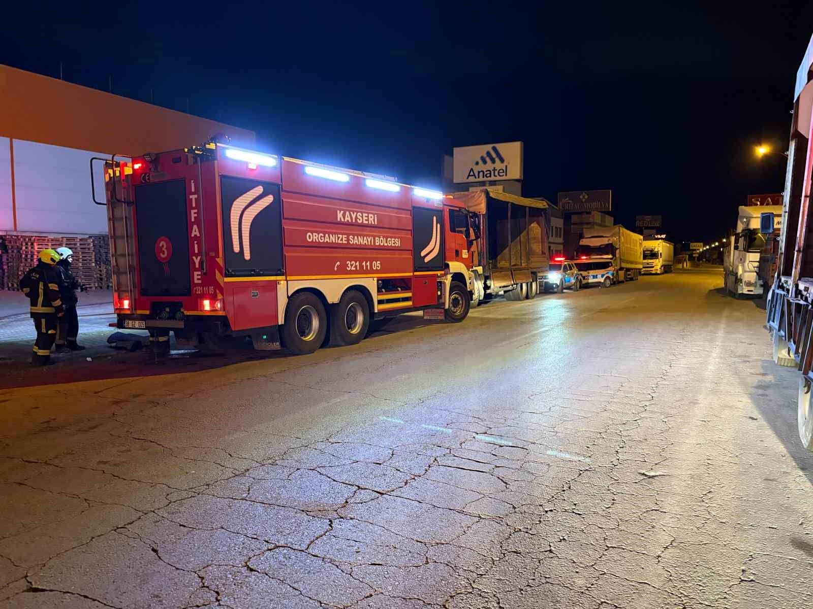 Atık maddeler alev aldı, fabrikaya sıçrayan yangın büyümeden söndürüldü 6 atik maddeler alev aldi fabrikaya sicrayan yangin buyumeden sonduruldu 2 5VWPwgYR