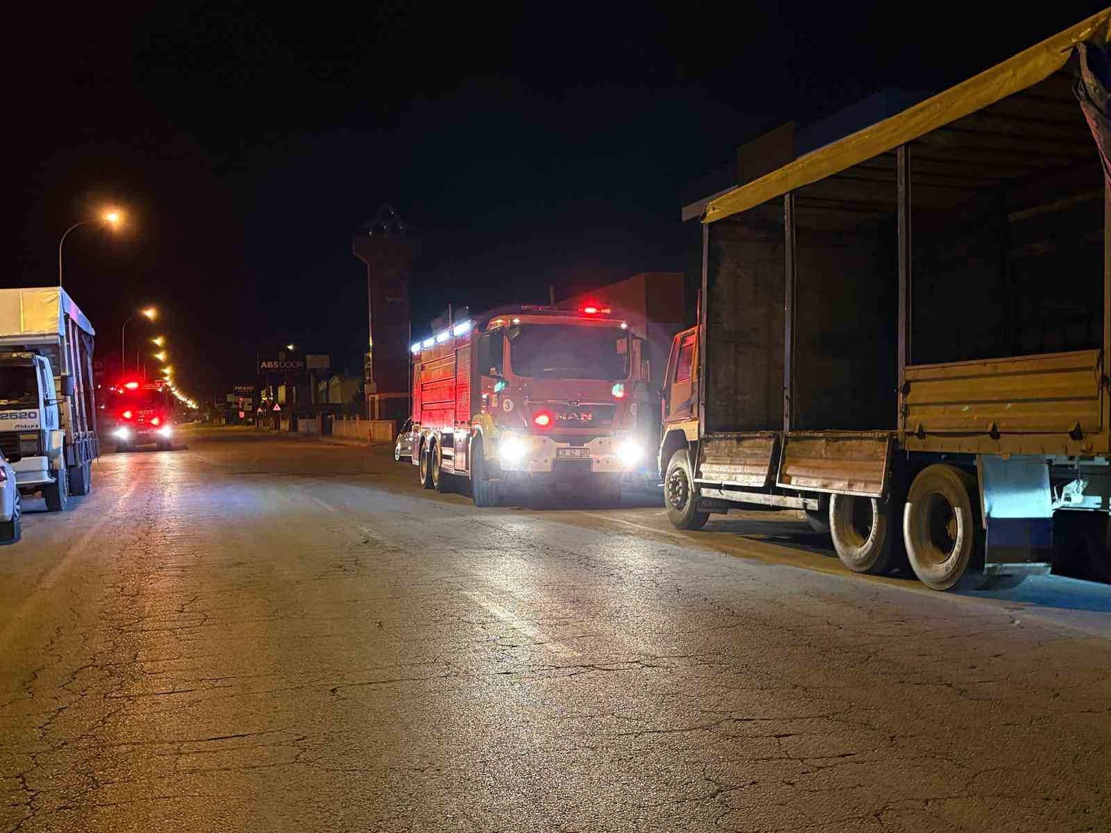 Atık maddeler alev aldı, fabrikaya sıçrayan yangın büyümeden söndürüldü 8 atik maddeler alev aldi fabrikaya sicrayan yangin buyumeden sonduruldu 4 pJsKTLHh