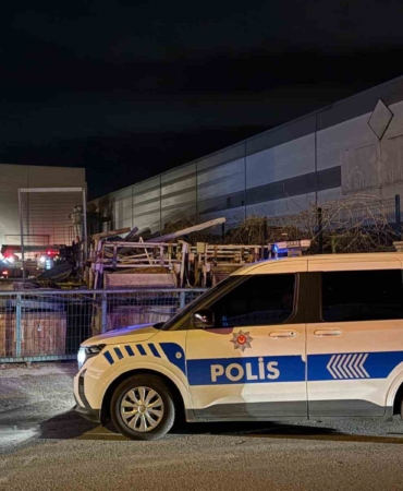 atik-maddeler-alev-aldi-fabrikaya-sicrayan-yangin-buyumeden-sonduruldu-yRd9X84h.jpg