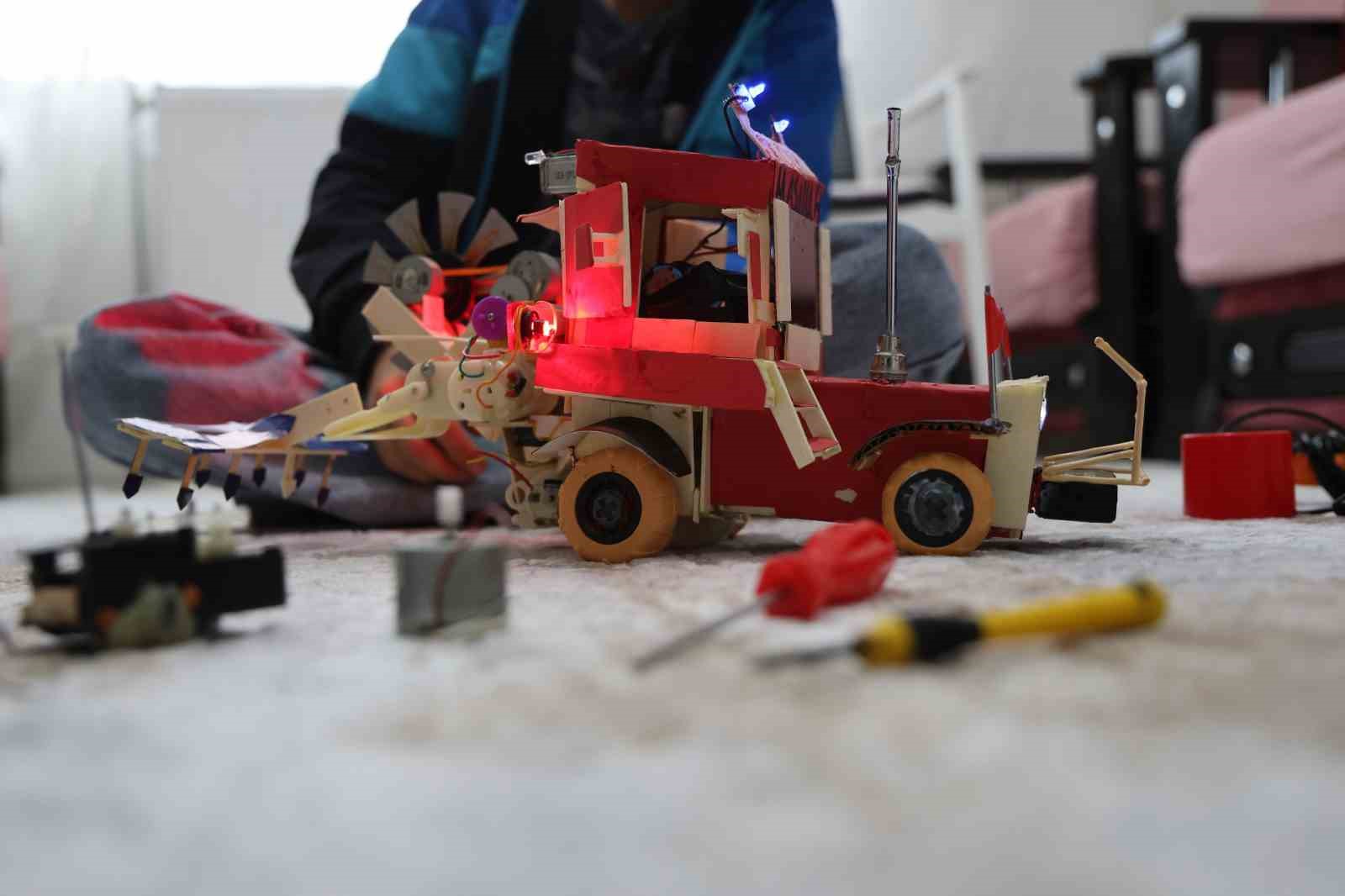 atik malzemeler ve harcligiyla traktor maketi ureten selcuk selcuk bayraktari ornek aliyor 13 WIwGrJCt