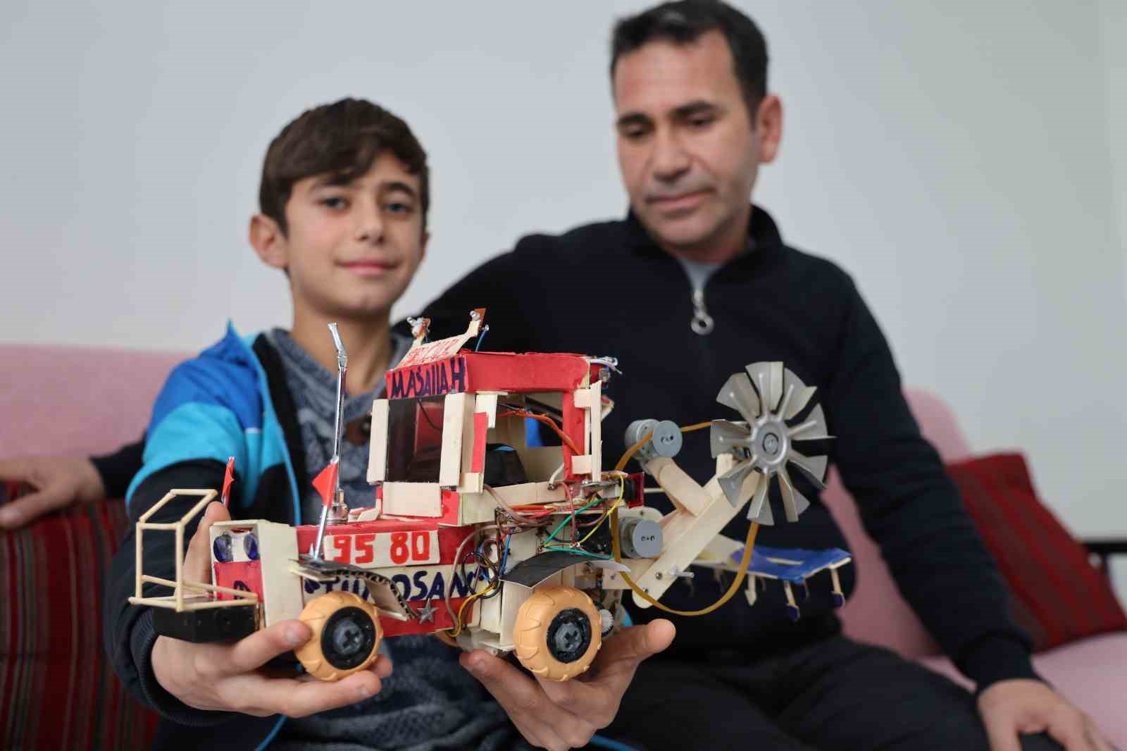 atik malzemeler ve harcligiyla traktor maketi ureten selcuk selcuk bayraktari ornek aliyor 14