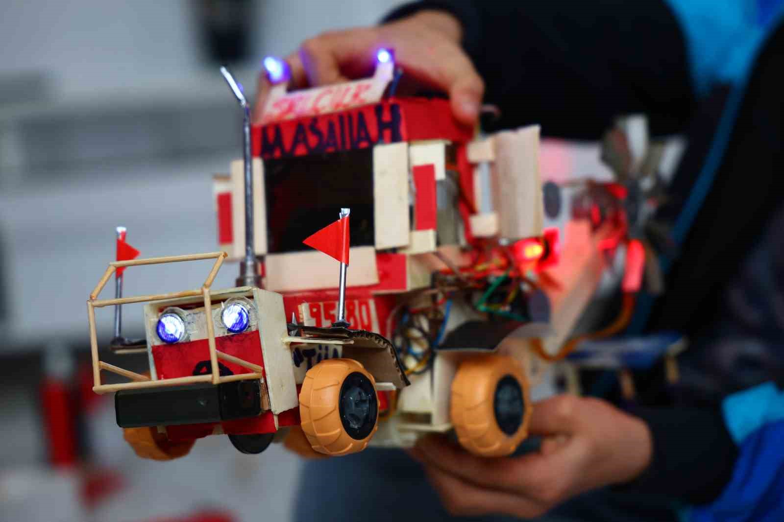 atik malzemeler ve harcligiyla traktor maketi ureten selcuk selcuk bayraktari ornek aliyor 3 5mWp23Mp