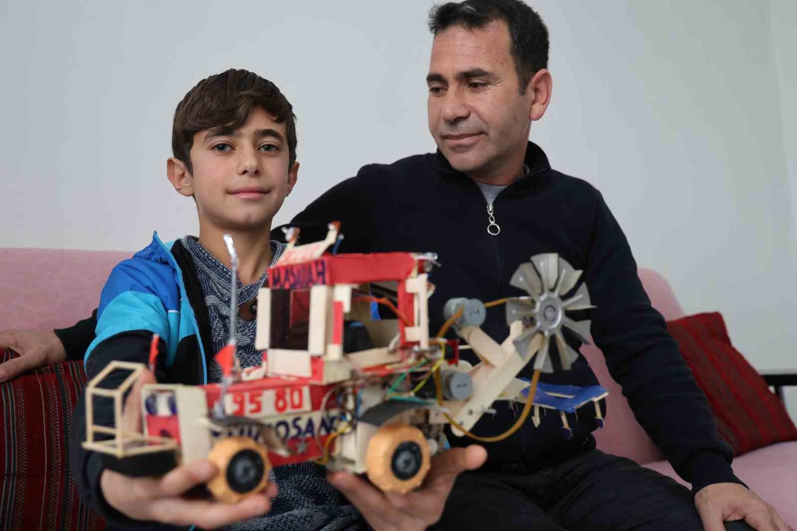 atik malzemeler ve harcligiyla traktor maketi ureten selcuk selcuk bayraktari ornek aliyor 4 vczdiP64