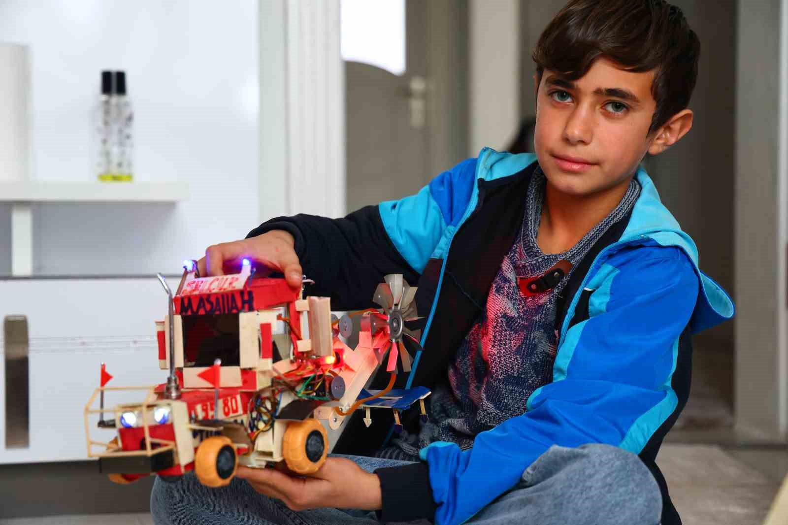atik malzemeler ve harcligiyla traktor maketi ureten selcuk selcuk bayraktari ornek aliyor 5
