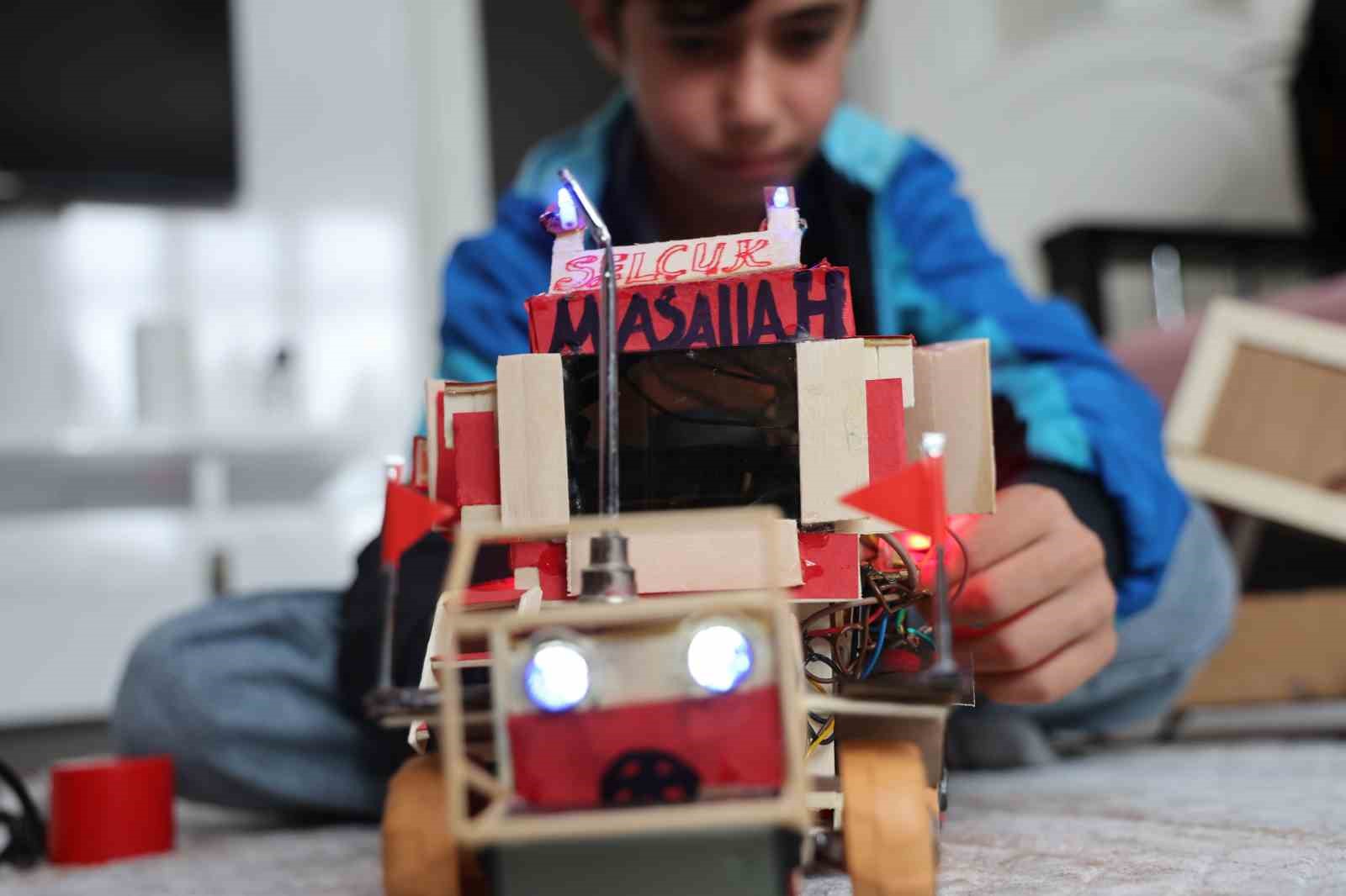 atik malzemeler ve harcligiyla traktor maketi ureten selcuk selcuk bayraktari ornek aliyor 8 k5USYngl