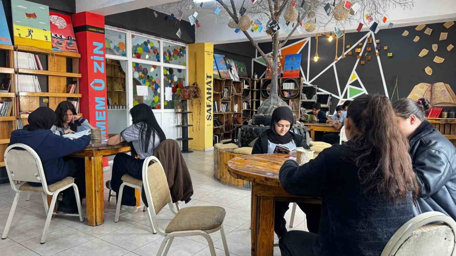 atik malzemelerle kurulan kutuphane ogrencilerin yeni yasam alani oldu 2