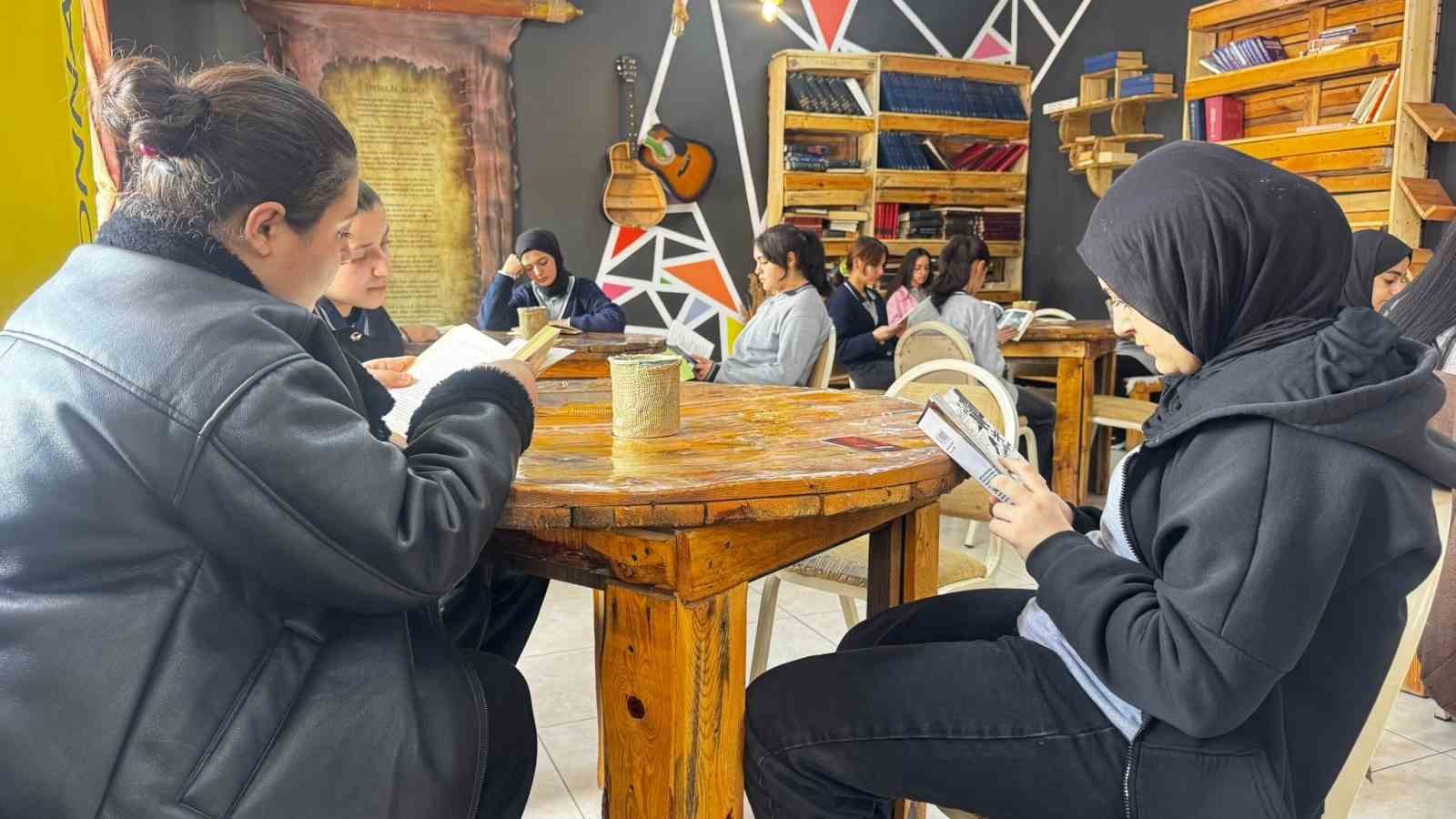 atik malzemelerle kurulan kutuphane ogrencilerin yeni yasam alani oldu 6 lQbIYQFq