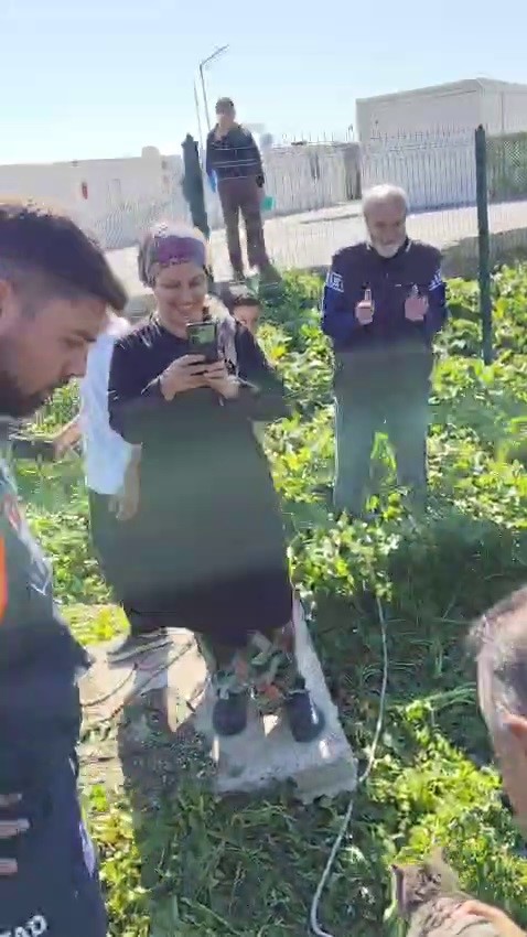 atik su deposuna dusen kediyi kurtaran itfaiyeci alkislarla karsilandi 2 OTCF6PUR