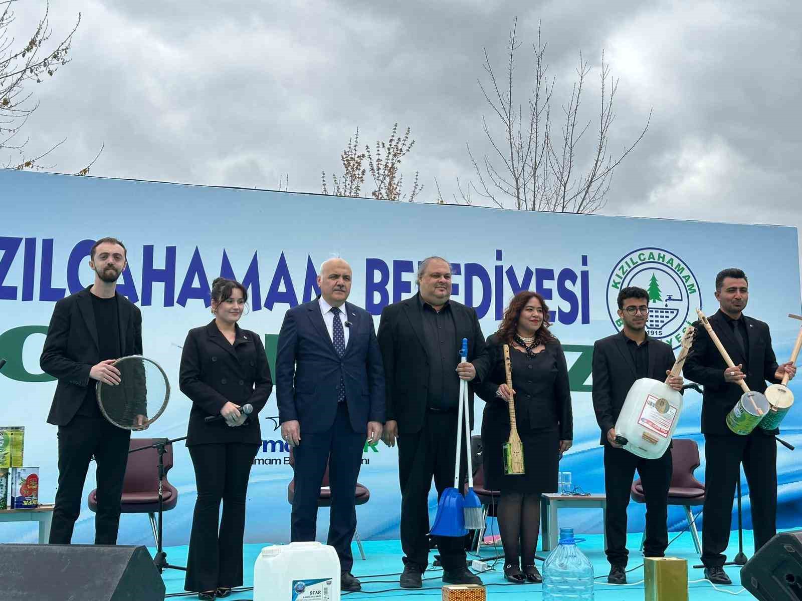 Atıklardan yaptıkları müzik aletleri ile konser verdiler 5 atiklardan yaptiklari muzik aletleri ile konser verdiler 1 rTNQHSND