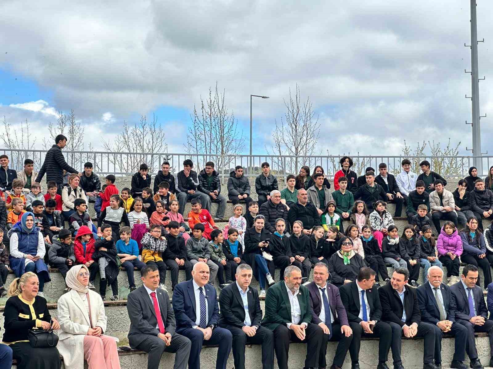 Atıklardan yaptıkları müzik aletleri ile konser verdiler 7 atiklardan yaptiklari muzik aletleri ile konser verdiler 3 c2atCcyc