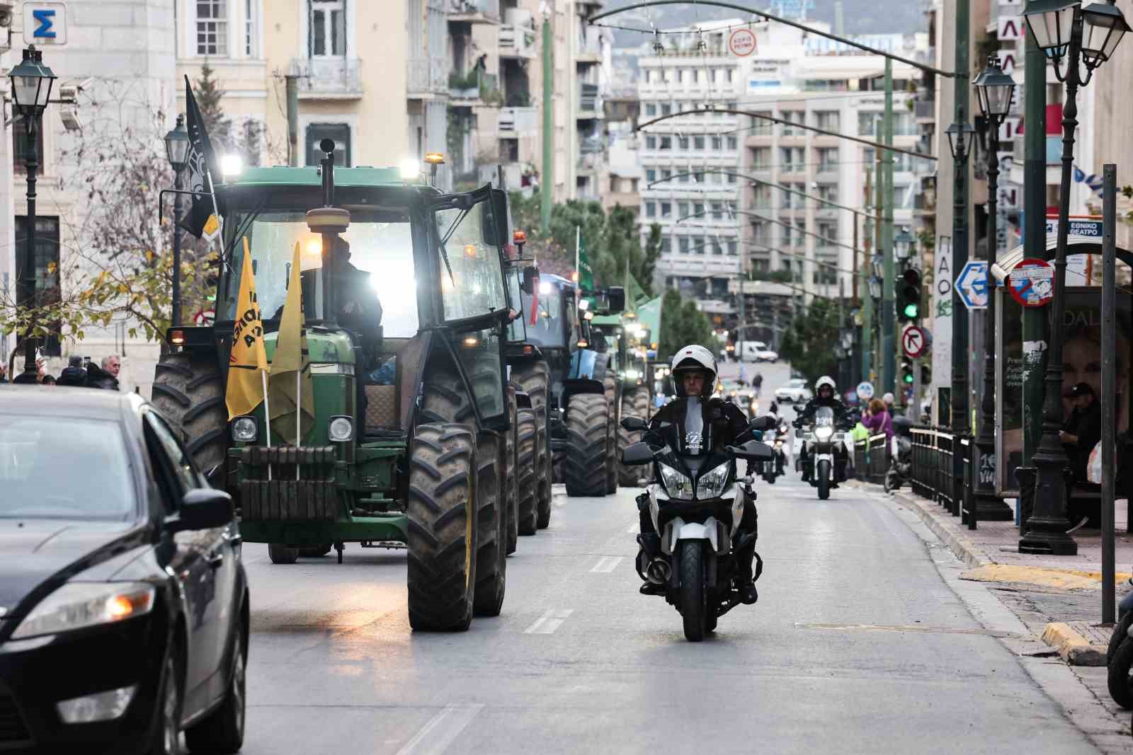 atinada ciftcilerden parlamento binasi onunde traktorlu protesto 0 ZQTjtLnS