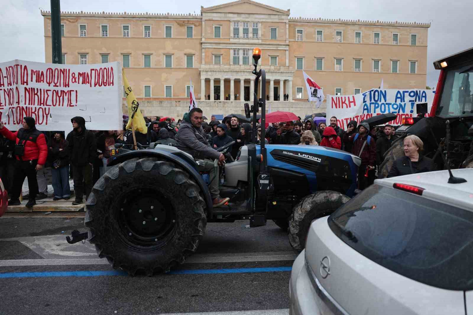 atinada ciftcilerden parlamento binasi onunde traktorlu protesto 4 ueqQIVNB