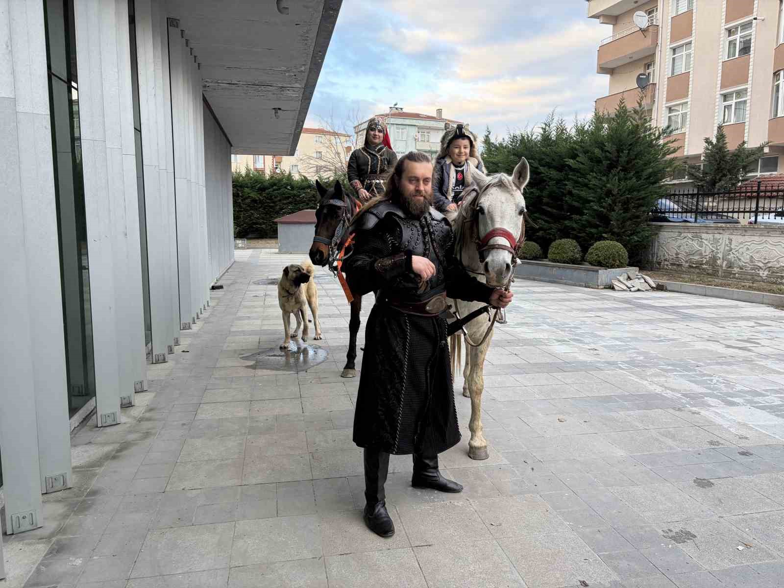 Atlarla geldiler: Film kostümüyle masal gibi nikah 4 atlarla geldiler film kostumuyle masal gibi nikah 0 AaYmZFOV