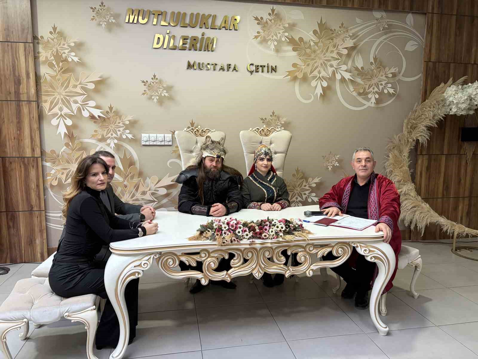 Atlarla geldiler: Film kostümüyle masal gibi nikah 5 atlarla geldiler film kostumuyle masal gibi nikah 1 6RKhmEZa