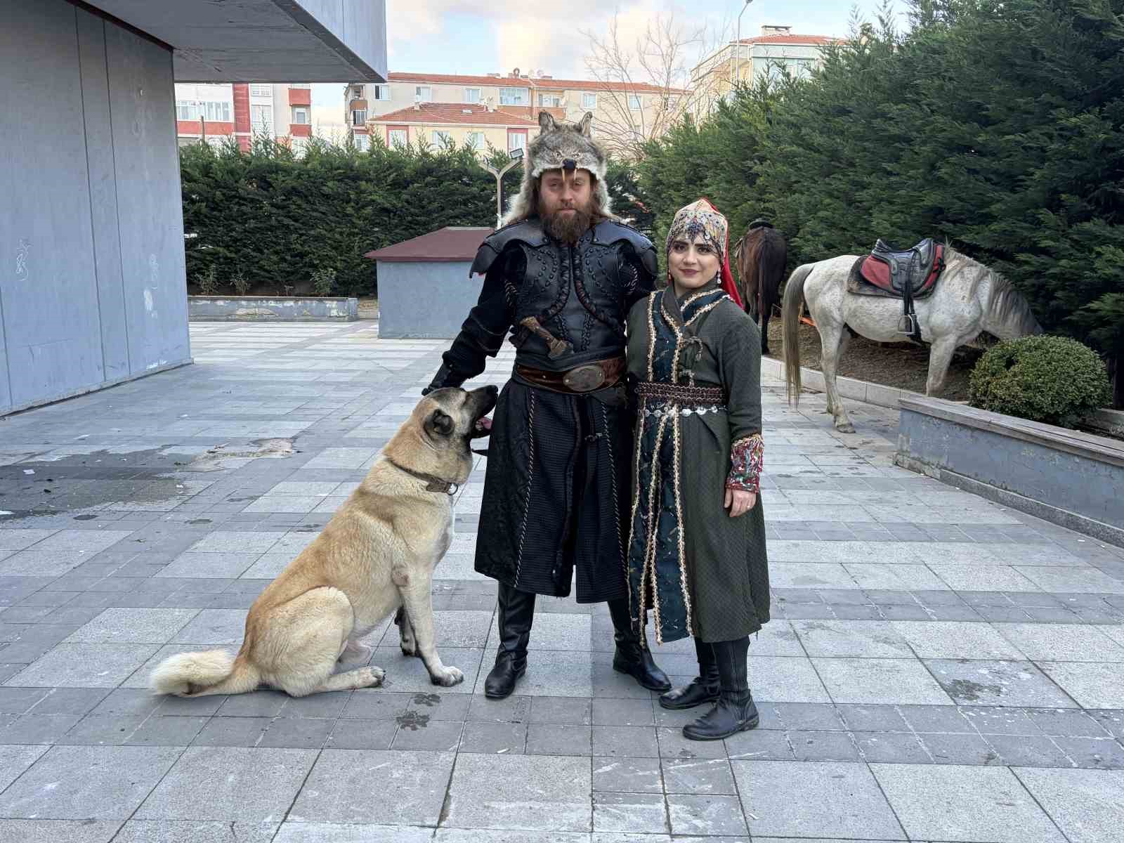 Atlarla geldiler: Film kostümüyle masal gibi nikah 6 atlarla geldiler film kostumuyle masal gibi nikah 2