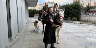 atlarla-geldiler-film-kostumuyle-masal-gibi-nikah-81xGBzi7.jpg