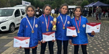 atletizmde-bir-ilk-4-kiz-kardes-kursuye-cikti-eeDV9O7v.jpg