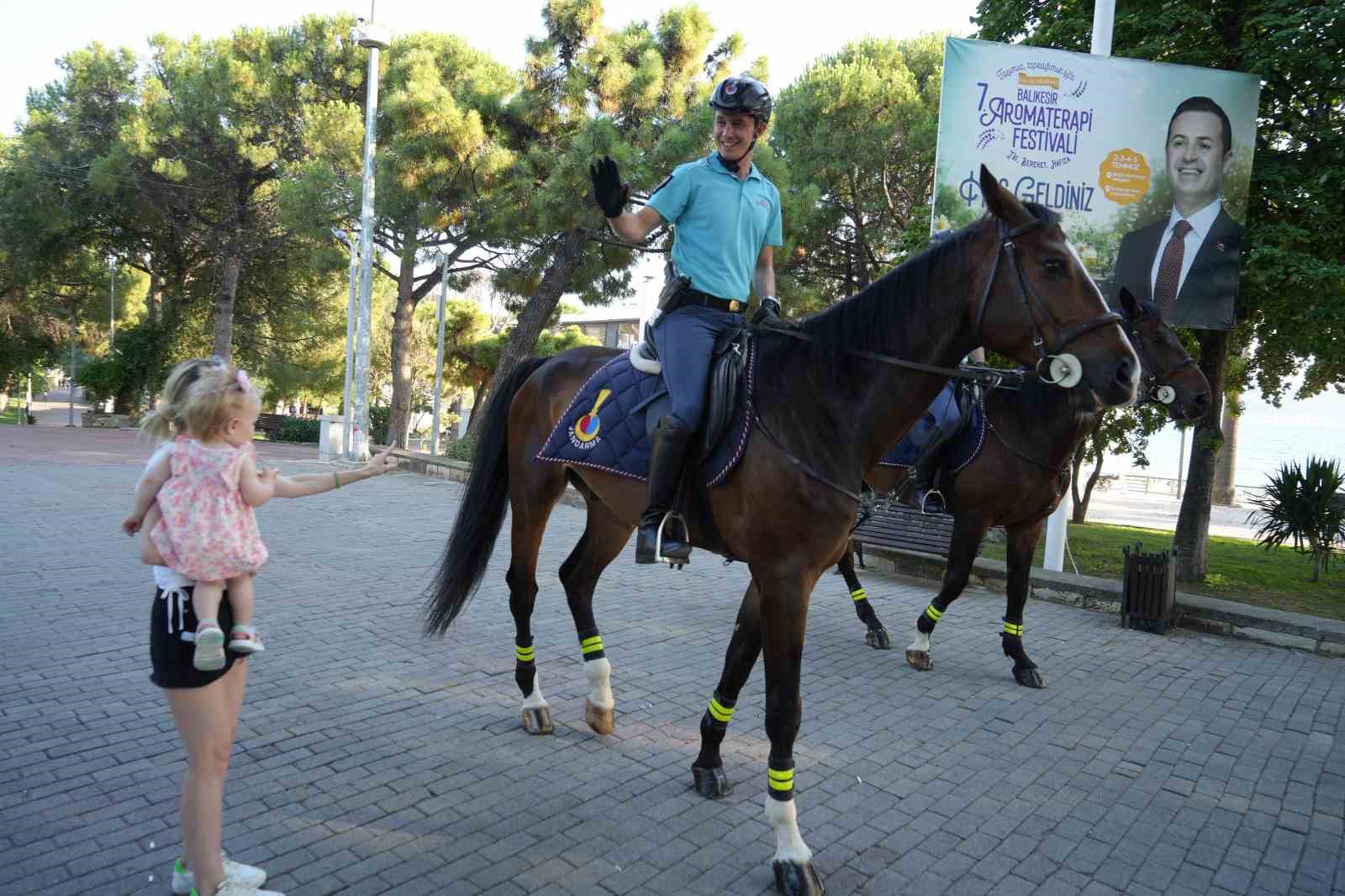 atli jandarma yaz sezonunda balikesirde gorev basinda 1 tvEnJC5Z