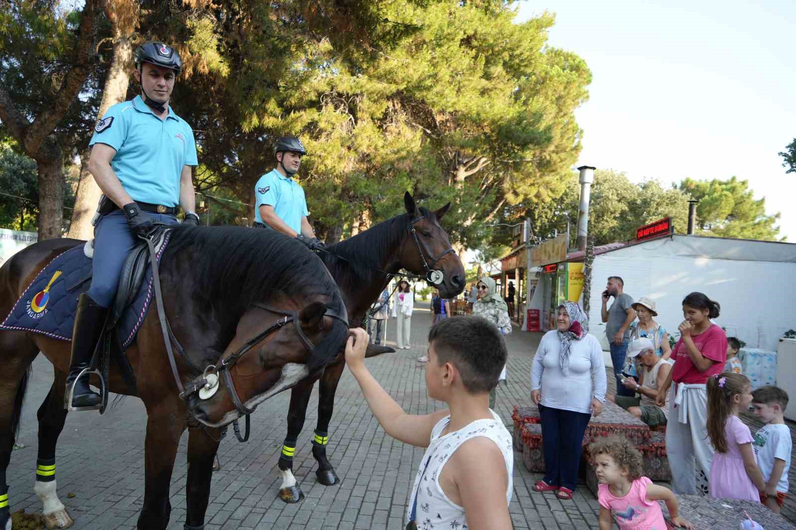 atli jandarma yaz sezonunda balikesirde gorev basinda 2 muqmrH9E