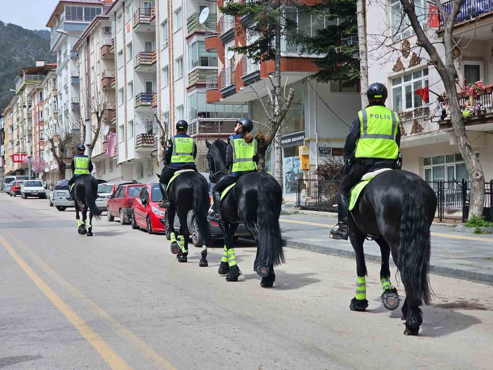 Atlı Polis ekiplerine Kızılcahamam’da yoğun ilgi 5 atli polis ekiplerine kizilcahamamda yogun ilgi 1 tE6ftbdi