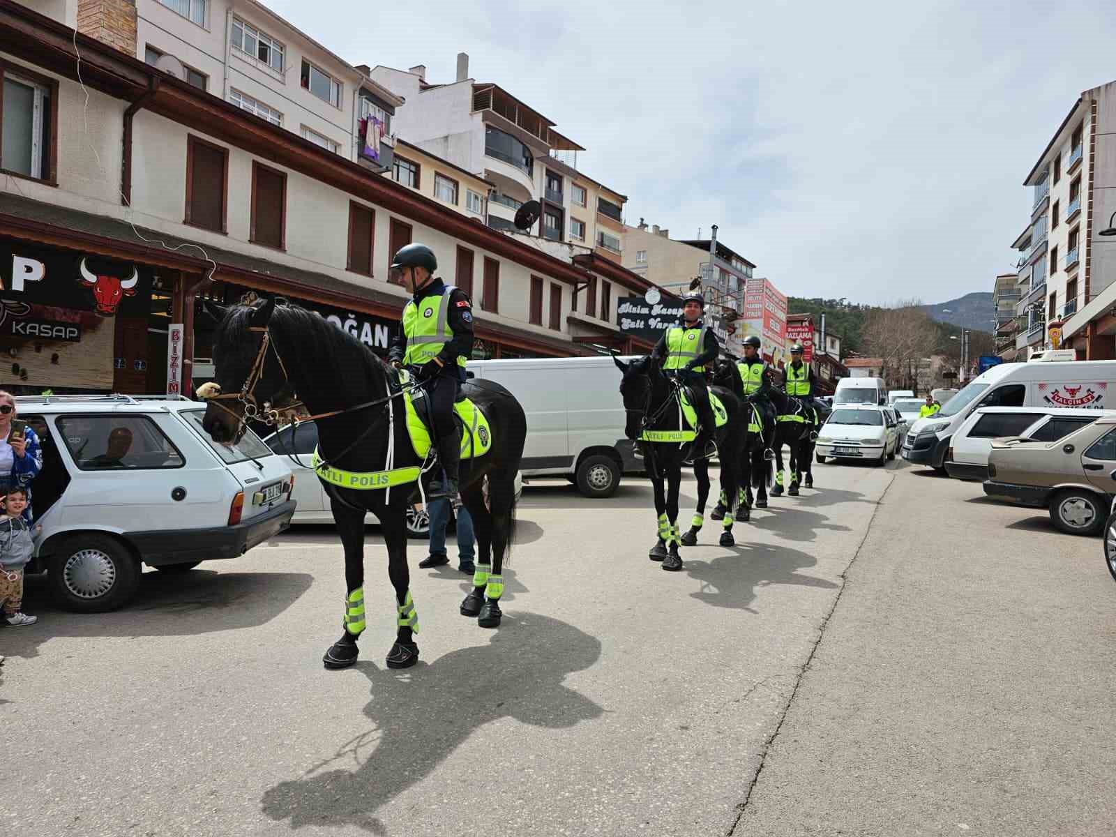 Atlı Polis ekiplerine Kızılcahamam’da yoğun ilgi 6 atli polis ekiplerine kizilcahamamda yogun ilgi 2