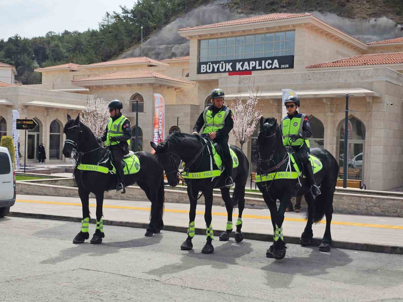 Atlı Polis ekiplerine Kızılcahamam’da yoğun ilgi 7 atli polis ekiplerine kizilcahamamda yogun ilgi 3 nYCLU1yA