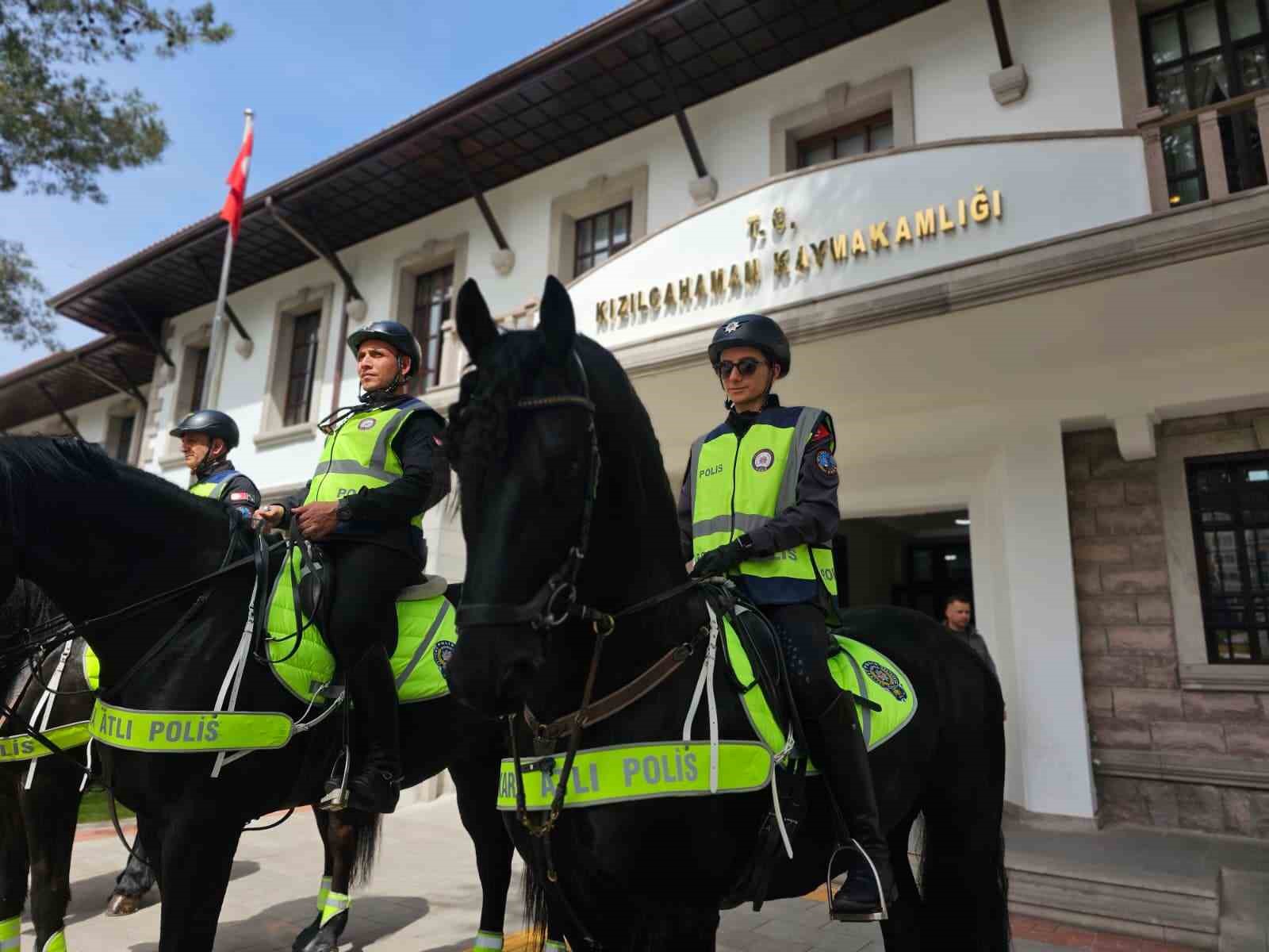 Atlı Polis ekiplerine Kızılcahamam’da yoğun ilgi 8 atli polis ekiplerine kizilcahamamda yogun ilgi 4 j6R6ZAZj