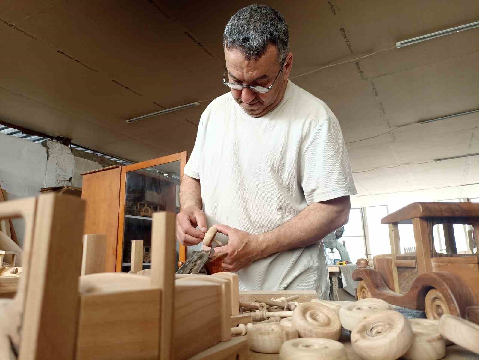 atmaya kiyamadigi ahsaplari sanat eserine ceviren 50 yillik ustanin oyuncak arabalari ilgi goruyor 1 vrG2eyr5