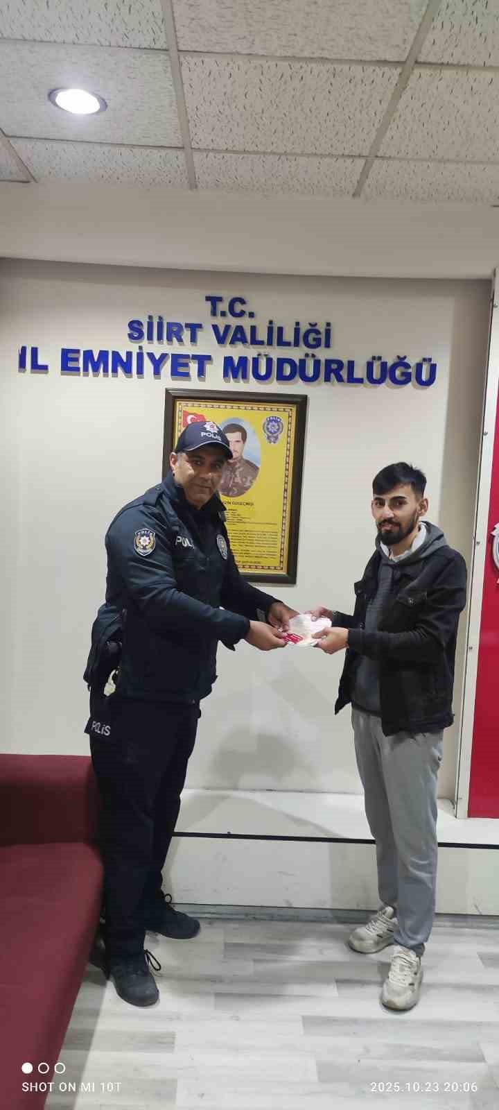 atmde buldugu 6 bin 350 ve karti sahibine teslim etti 0