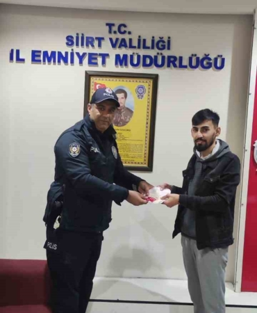 atmde-buldugu-6-bin-350-ve-karti-sahibine-teslim-etti-SF4A7FpT.jpg