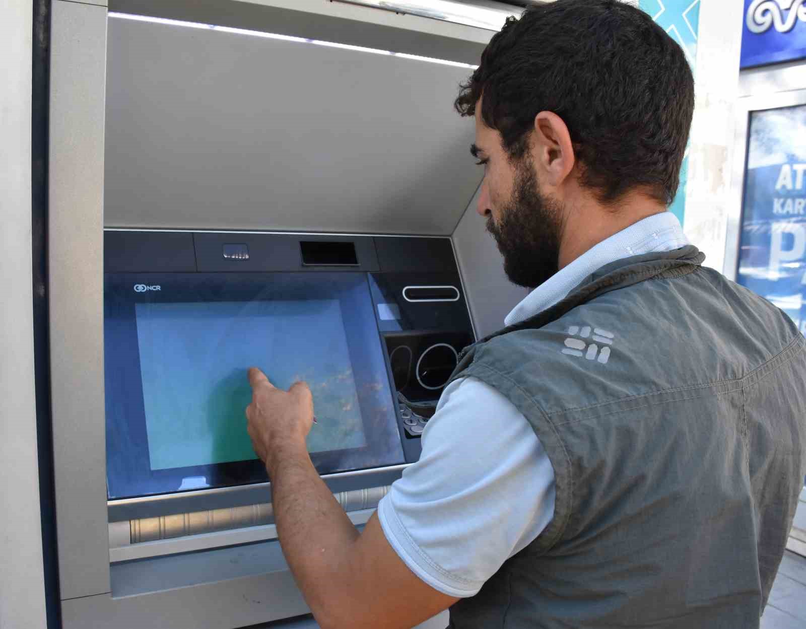 atmde bulduklari paranin sahibini ariyorlar 1 Tr5J8g5D