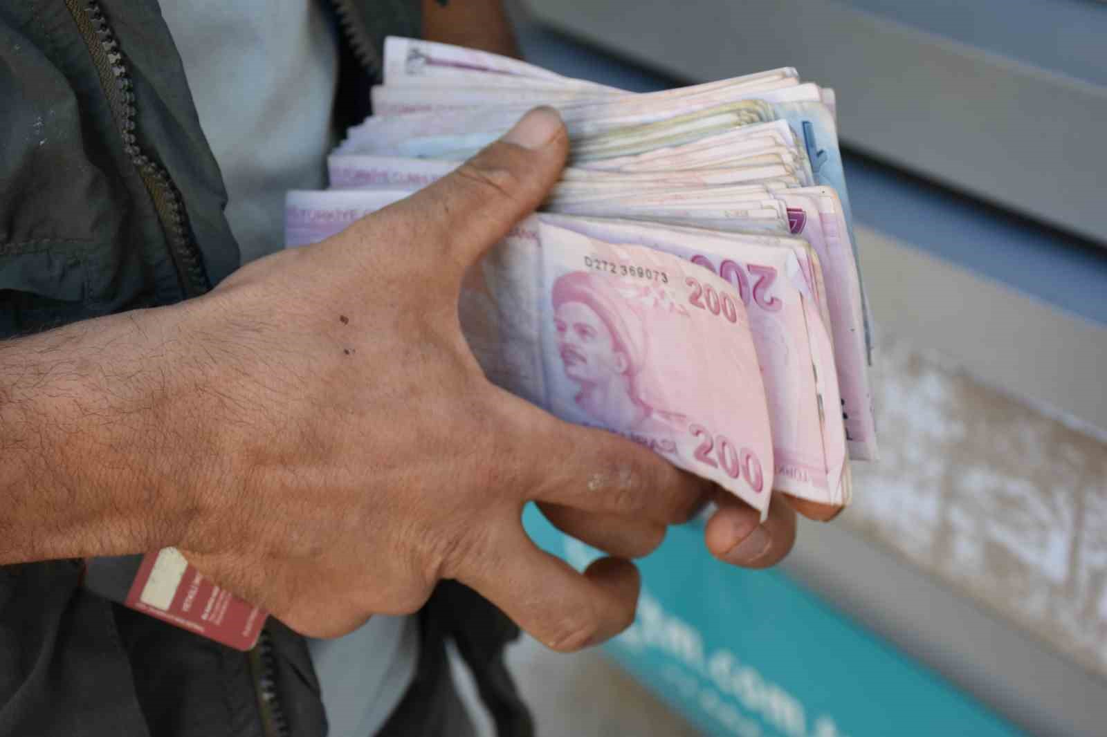 atmde bulduklari paranin sahibini ariyorlar 2 TAXNSwq3