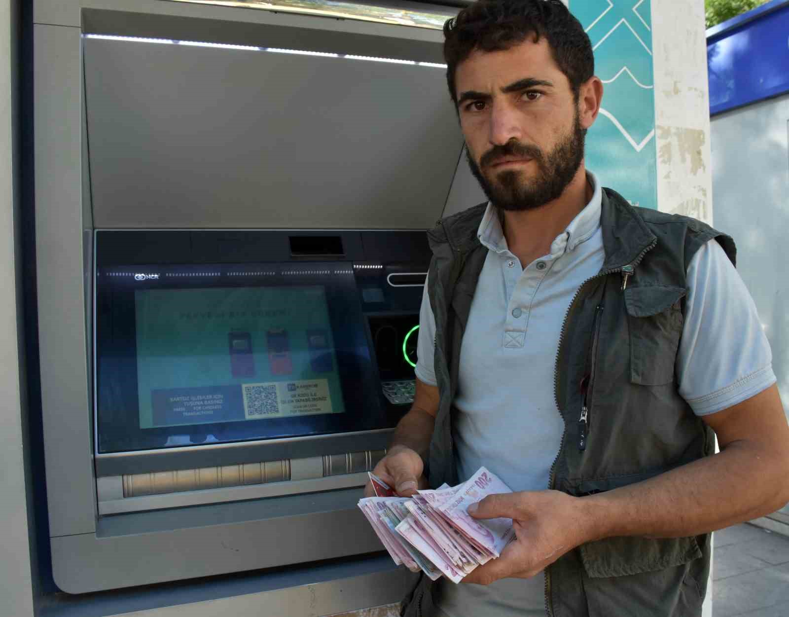 atmde bulduklari paranin sahibini ariyorlar 3 tkYET4pY