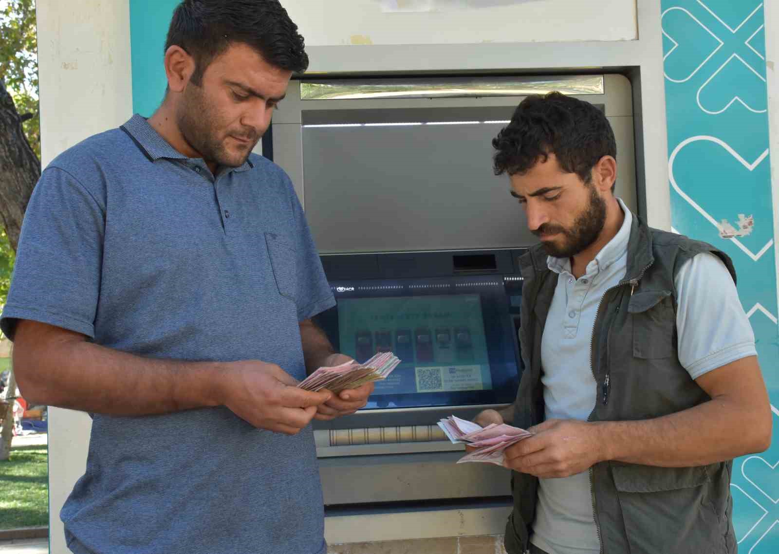 atmde bulduklari paranin sahibini ariyorlar 4