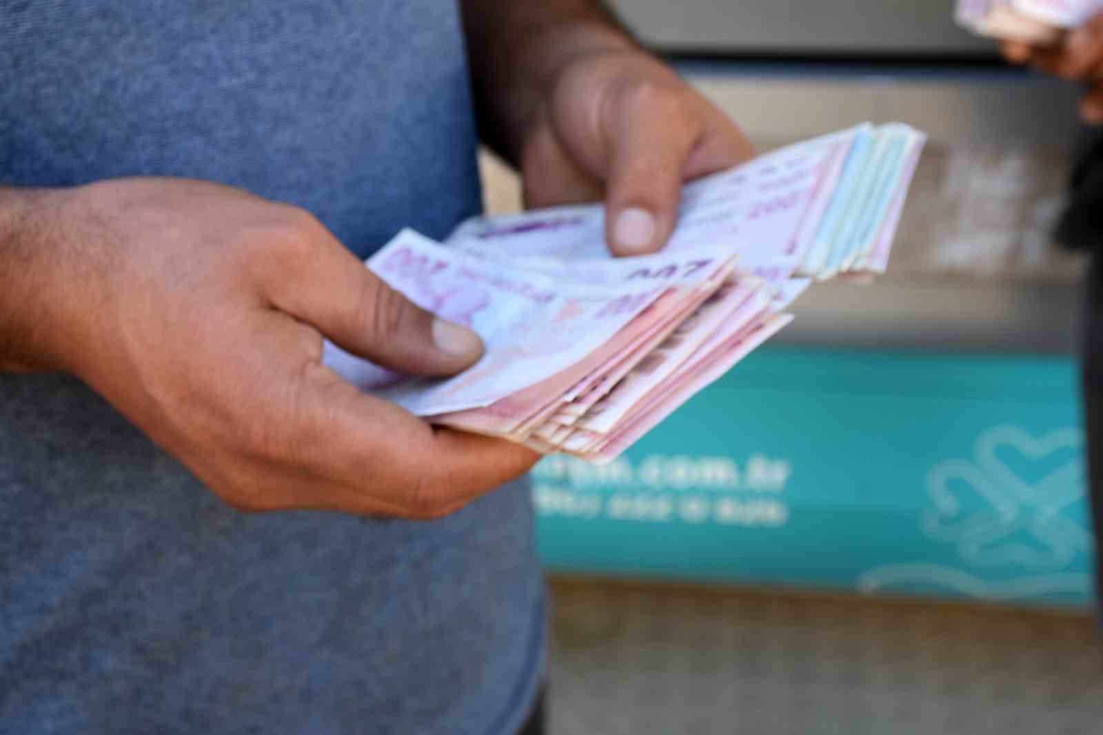atmde bulduklari paranin sahibini ariyorlar 5