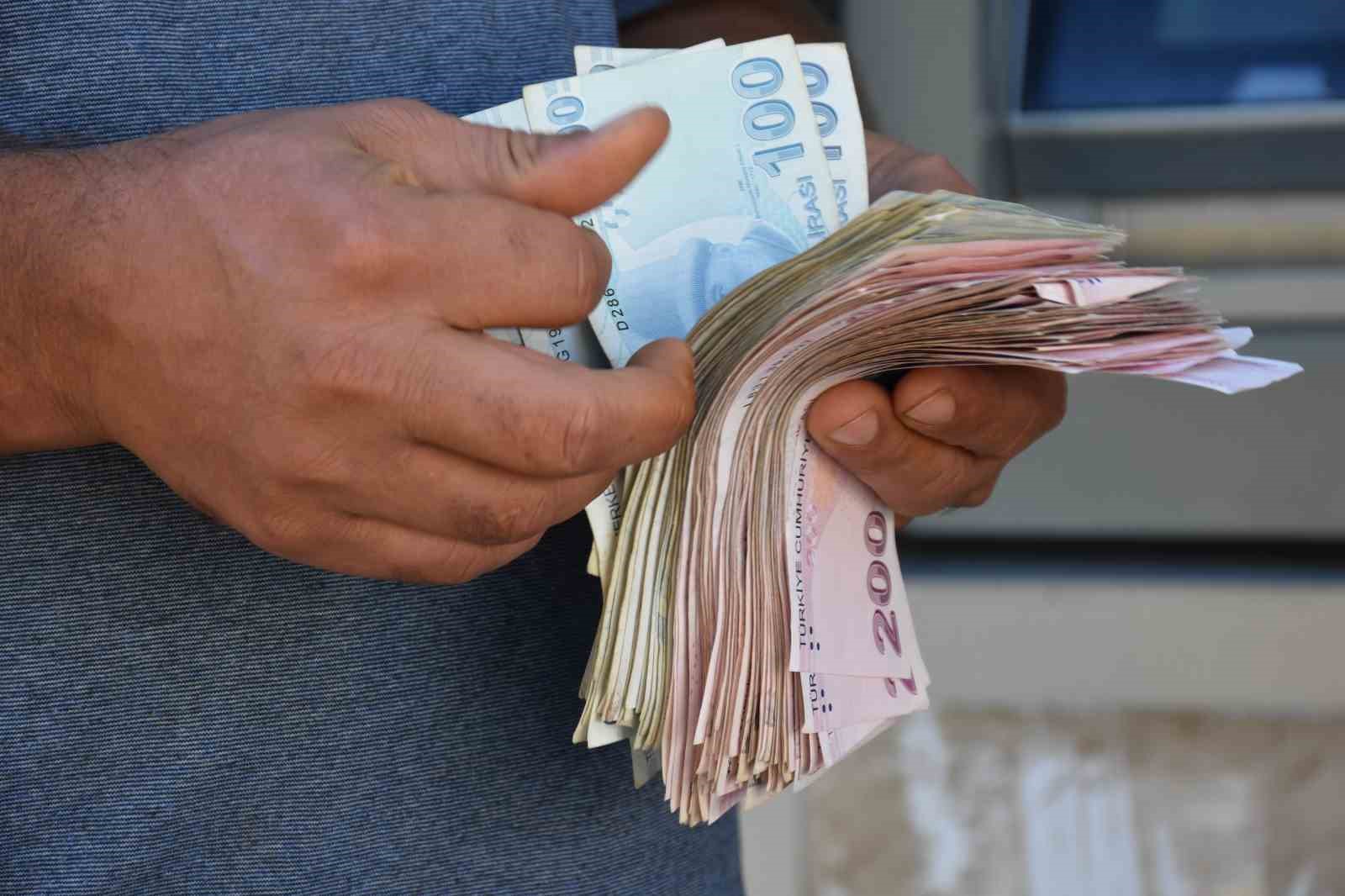 atmde bulduklari paranin sahibini ariyorlar 6 5tW8OhDq