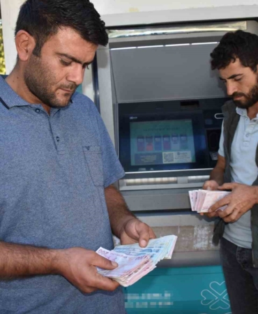 atmde-bulduklari-paranin-sahibini-ariyorlar-9lcsvjVu.jpg