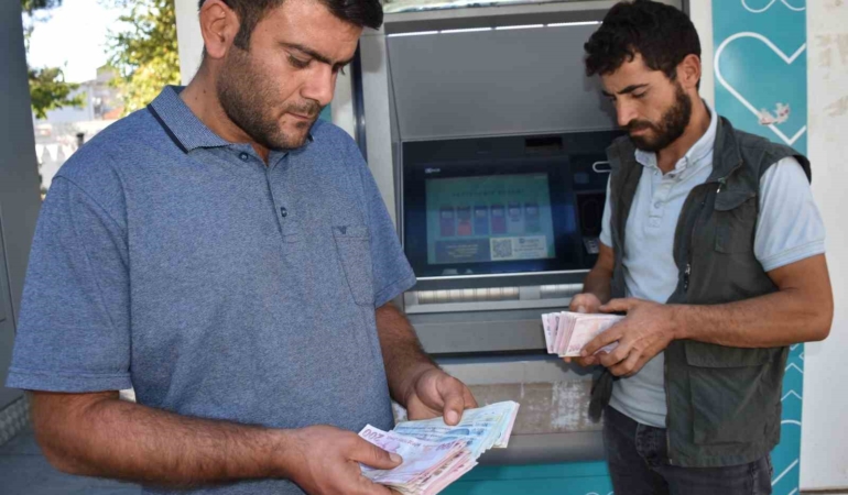 atmde-bulduklari-paranin-sahibini-ariyorlar-9lcsvjVu.jpg