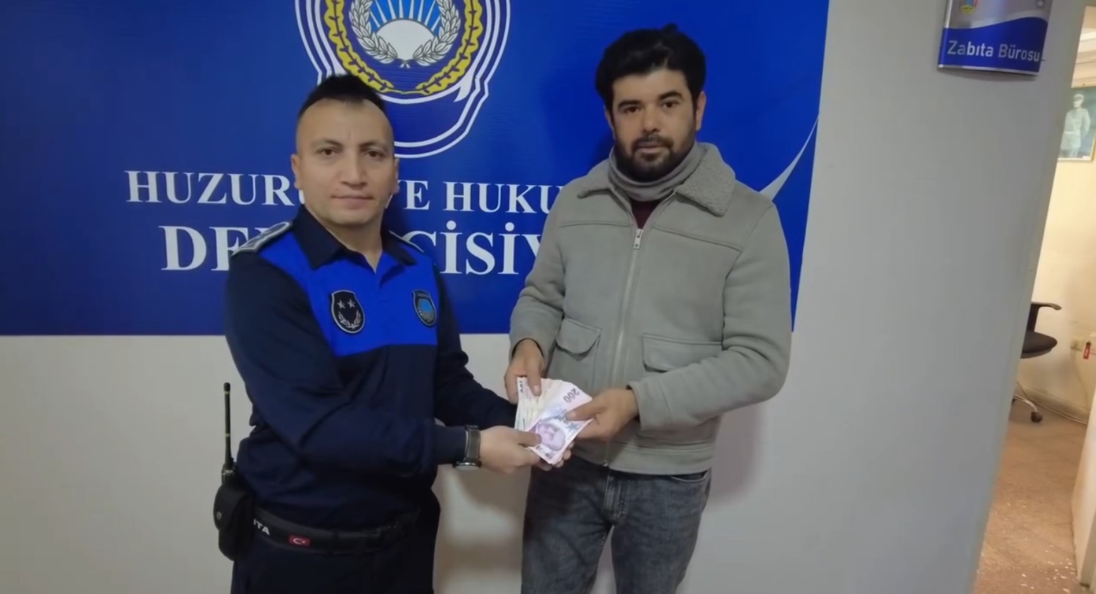 atmde unutulan 5 bin tl sahibine teslim edildi 0 2QNS6gmp
