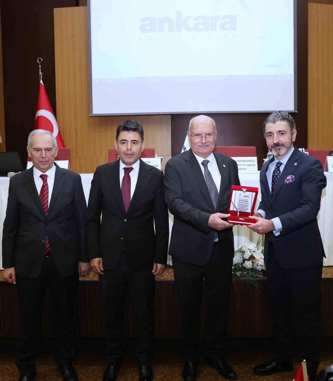 ATO Başkanı Baran: "Türkiye’nin kalbi Ankara, demiryolu ile karayolunu entegre ederek, ticaret ve lojistiği aynı potada eritiyor" 7 ato baskani baran turkiyenin kalbi ankara demiryolu ile karayolunu entegre ederek ticaret ve lojistigi UdZ6f3s3