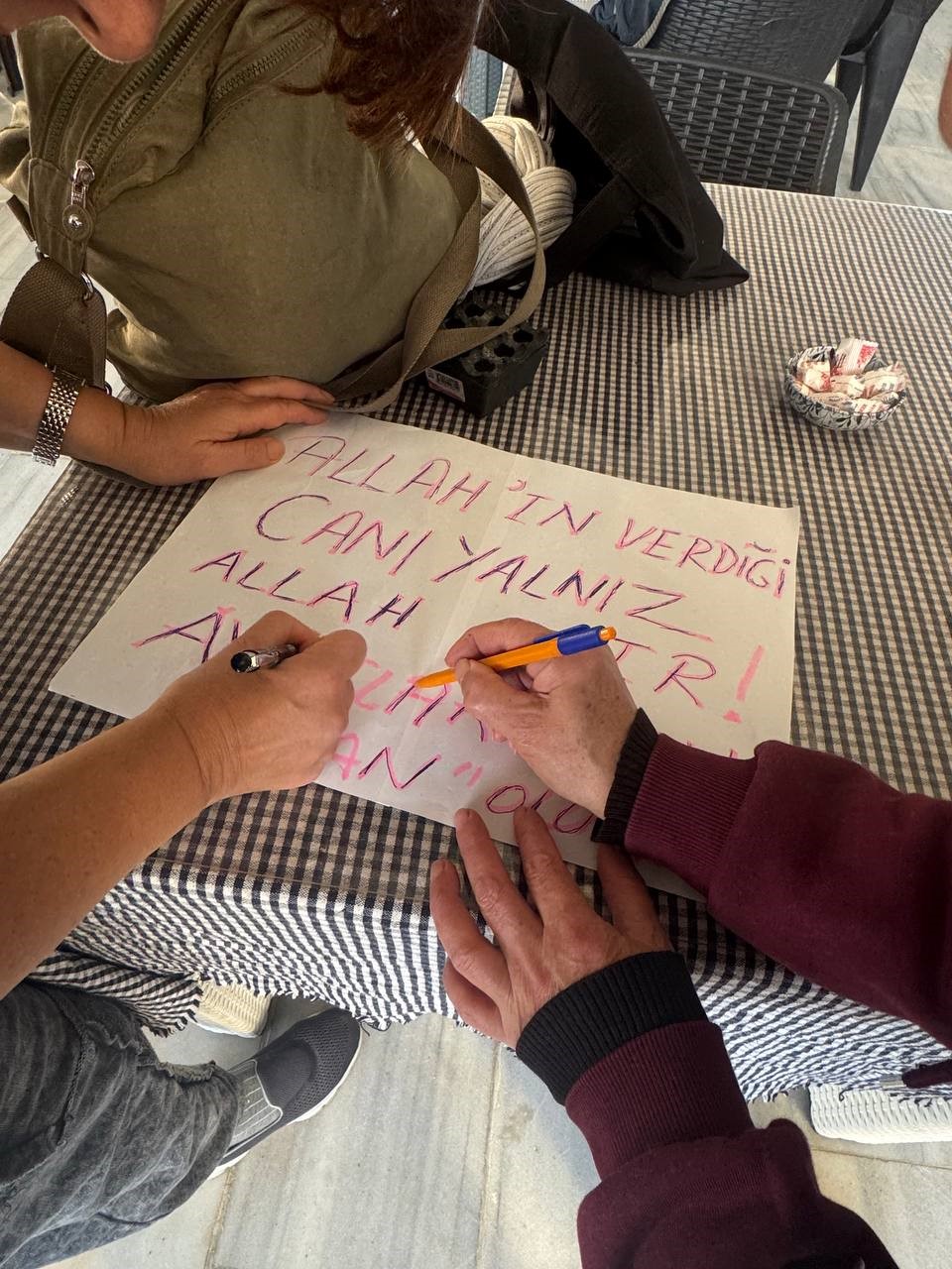 ava gelen avcilara protesto soku 2 a5NAZngb
