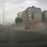 avcilar-e-5-yan-yolda-insaat-bariyerleri-firtinada-boyle-uctu-jRHpTp8V.jpg