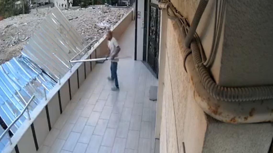 Avcılar’da bahçedeki tırabzanlarını söküp çalan hırsızlar kamerada 4 avcilarda bahcedeki tirabzanlarini sokup calan hirsizlar kamerada 0 rnDpzr3E
