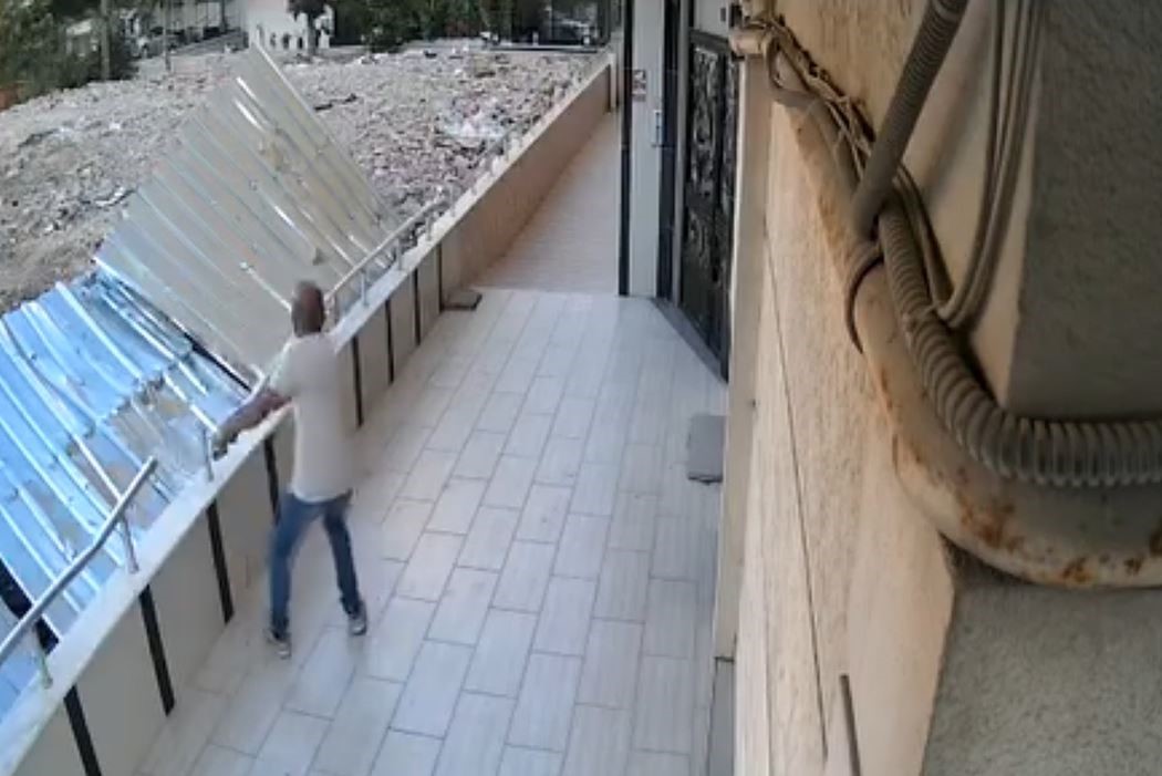 Avcılar’da bahçedeki tırabzanlarını söküp çalan hırsızlar kamerada 5 avcilarda bahcedeki tirabzanlarini sokup calan hirsizlar kamerada 1 Nfk1Egz9